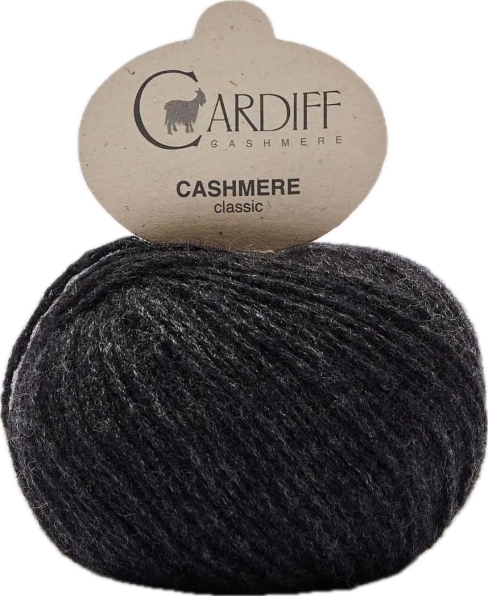 Cardiff Cashmere Classic ball, shade 520 (grey)